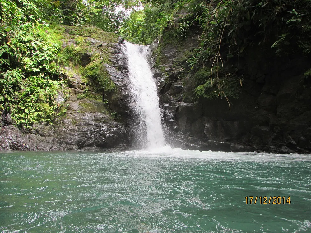 Cascada Verde, waterfall in Central Pacific