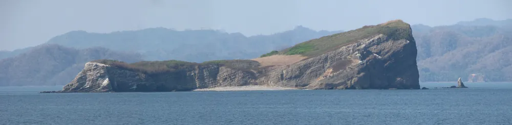 Isla Guayabo pelican colony (seen from the ferry), naturaleza en Península de Nicoya (foto 2 de 3)
