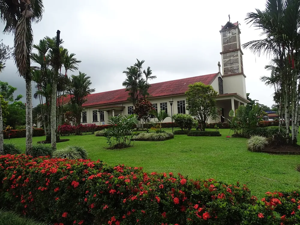San Juan Bosco Church & La Fortuna Central Park, lugar emblemático en Arenal y La Fortuna (foto 1 de 4)