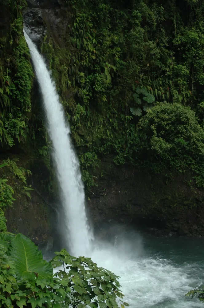La Paz Waterfall (roadside view), waterfall in San José & Central Valley (photo 2 of 3)