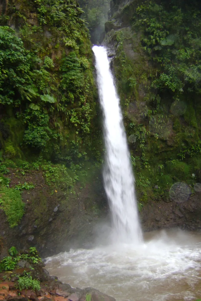 La Paz Waterfall (roadside view), waterfall in San José & Central Valley (photo 3 of 3)