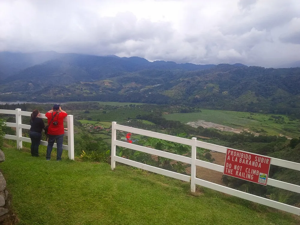 Mirador de Ujarrás, mirador en San José y Valle Central (foto 1 de 3)