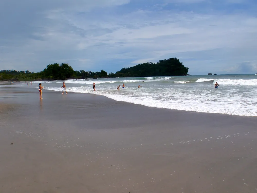 Playa Espadilla, beach in Central Pacific (photo 4 of 4)