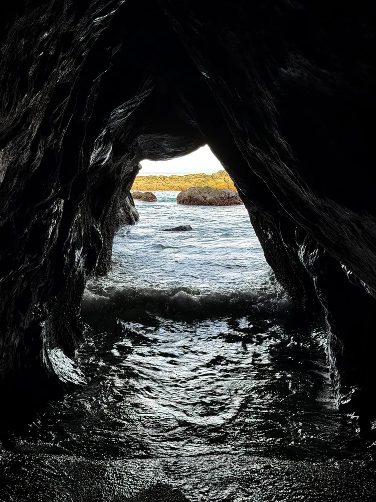 Playa Huevos and its sea caves, nature spot in Guanacaste